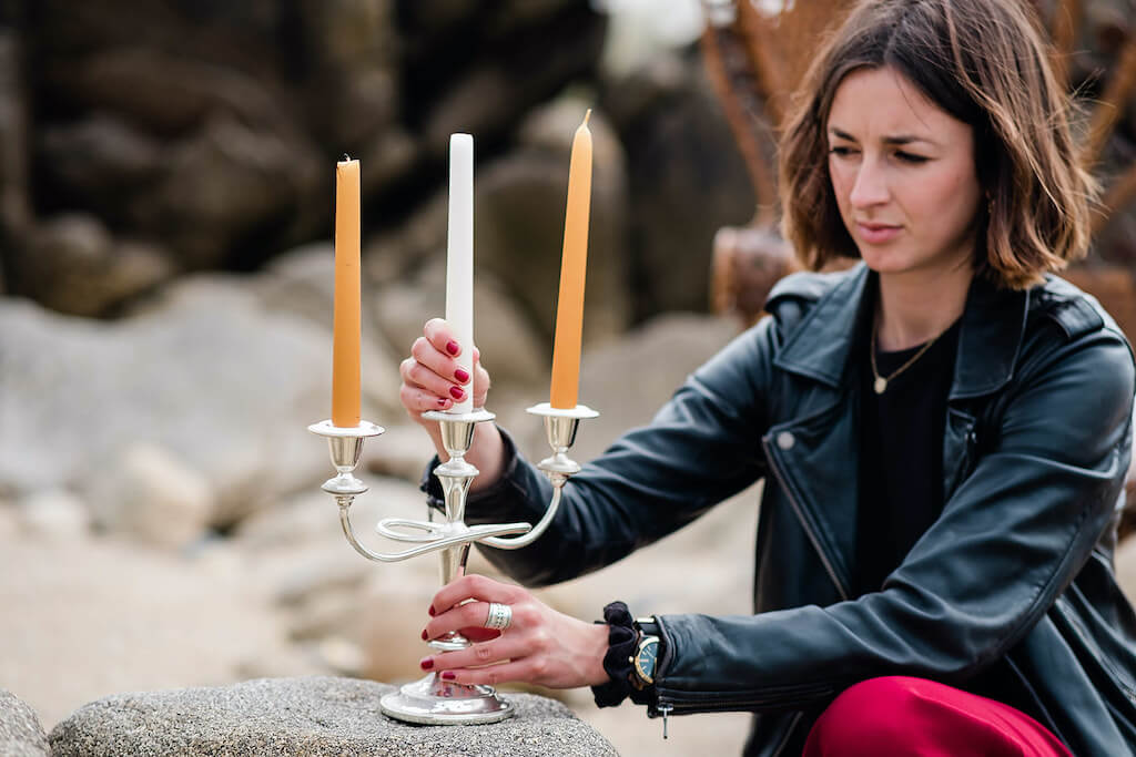 Décoratrice de mariage avec bougeoir en Bretagne