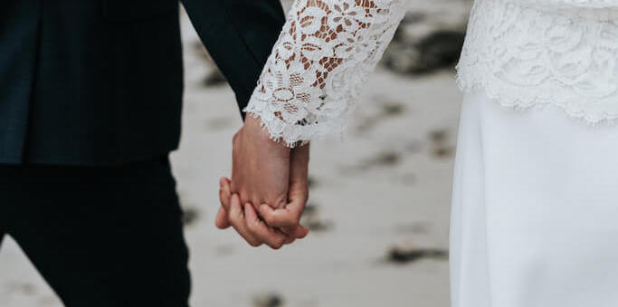 Couple main dans la main sable