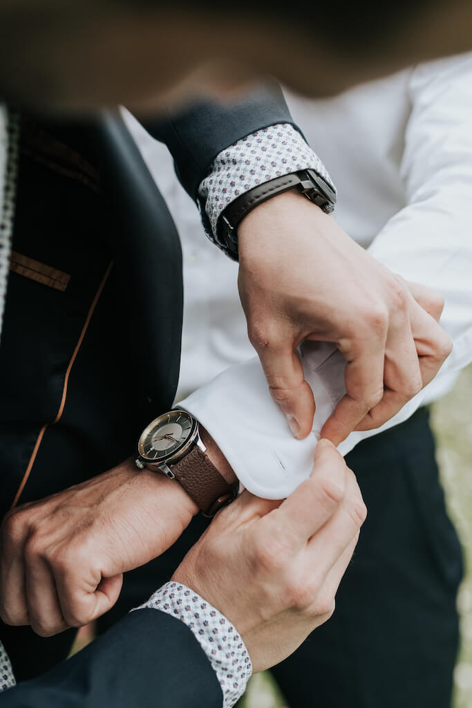 Bouton de chemise et montre mariage