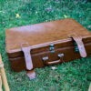 Veille valise en cuir marron en location de décoration