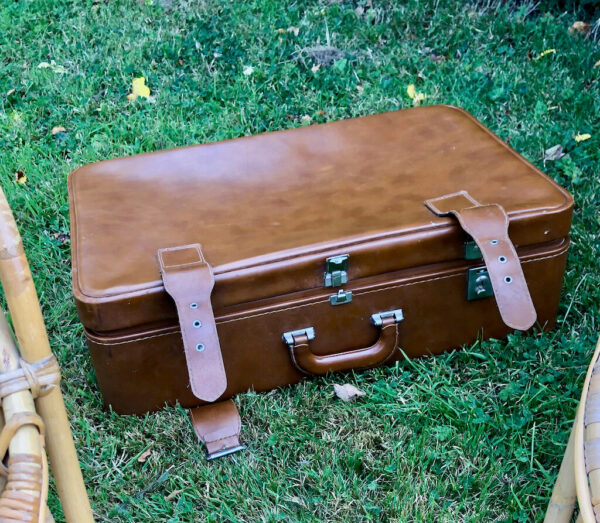 Veille valise en cuir marron en location de décoration