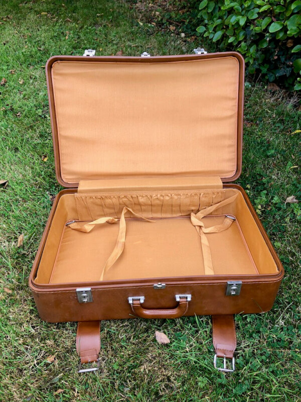 Vieille valise en cuir ouverte, intérieur marron
